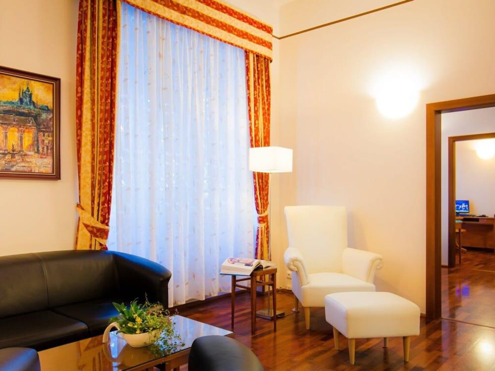 Cloister Отель 3*